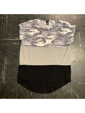 Rue 21 Black Gray Camo Colorblock Tee Size M